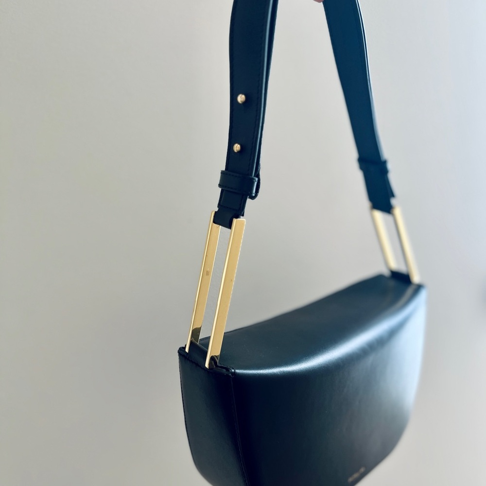 DeMellier Bergen bag. Sculptural classic baguette bag with great functionality. - Picture 5 of 7